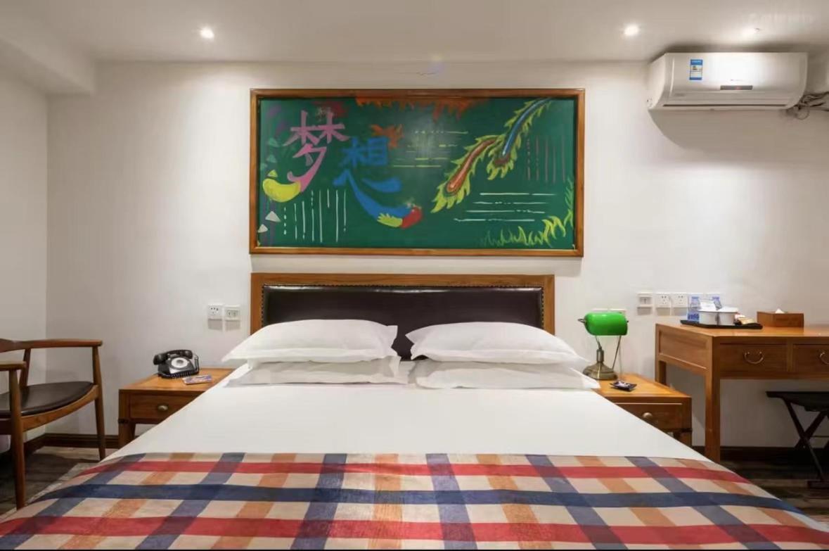 Nostalgia Hotel Beijing Guozijian Ghost Street - Near Beijing Lama Temple, Beihai Park, Jingshan Park, Drum Tower, Houhai Bar Street, Tian'Anmen Square, Located In Beijing Traditional Hutongs, 5 Minutes Away From Beixinqiao Metro Station Dış mekan fotoğraf
