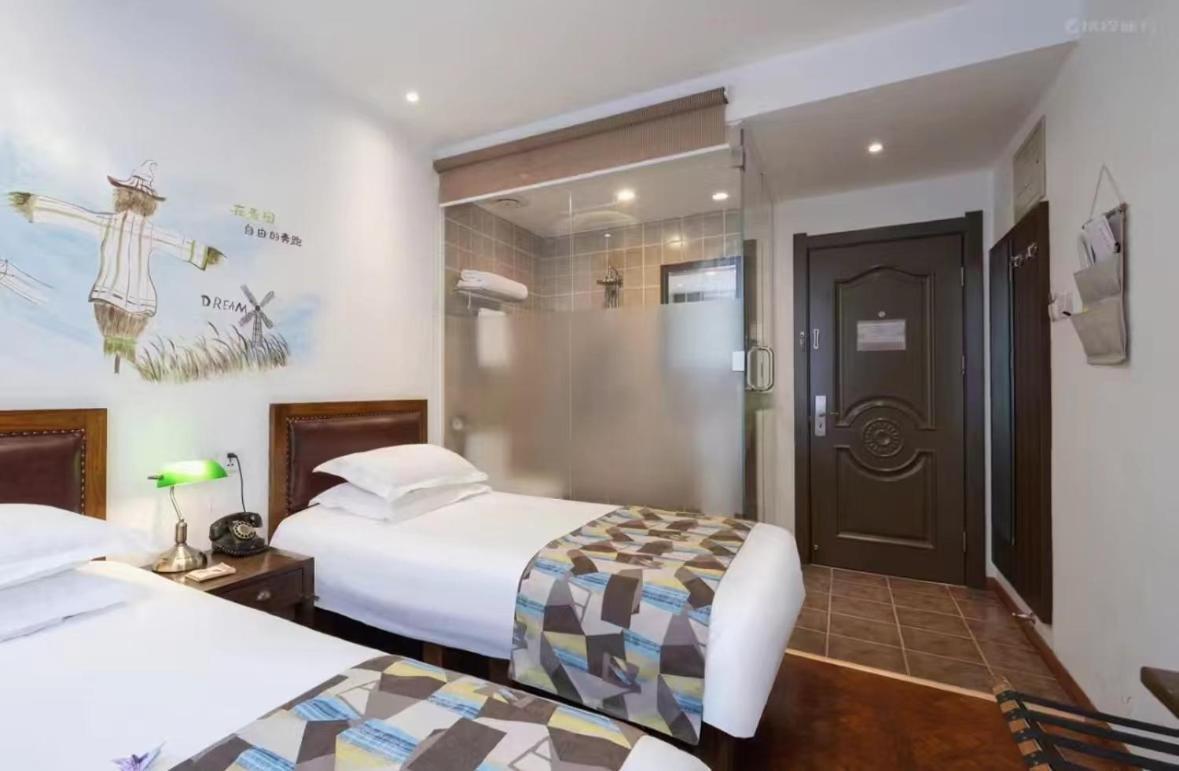 Nostalgia Hotel Beijing Guozijian Ghost Street - Near Beijing Lama Temple, Beihai Park, Jingshan Park, Drum Tower, Houhai Bar Street, Tian'Anmen Square, Located In Beijing Traditional Hutongs, 5 Minutes Away From Beixinqiao Metro Station Dış mekan fotoğraf